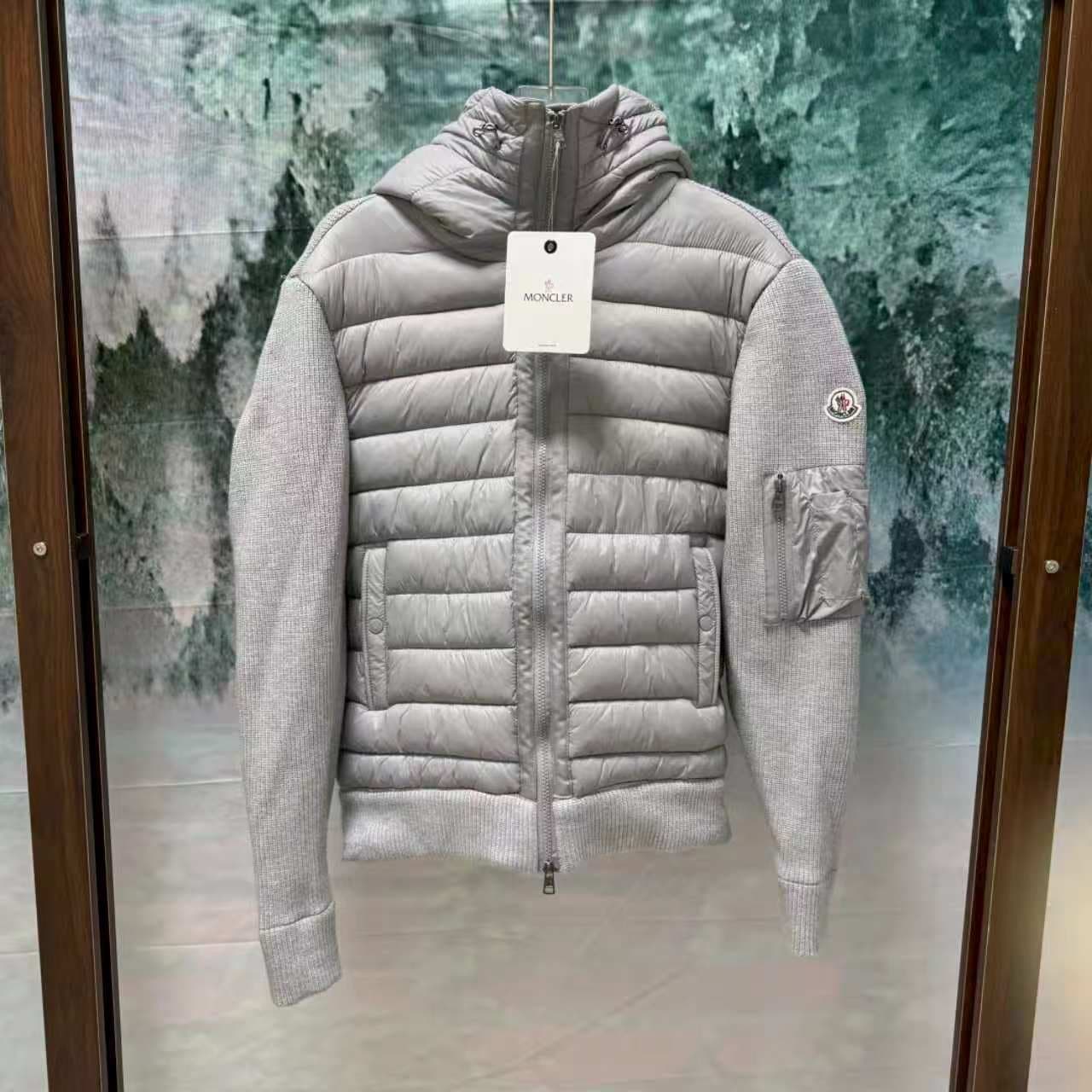 Cardigan en maille patchwork 2026 pour homme, veste légère et luxueuse au style décontracté.