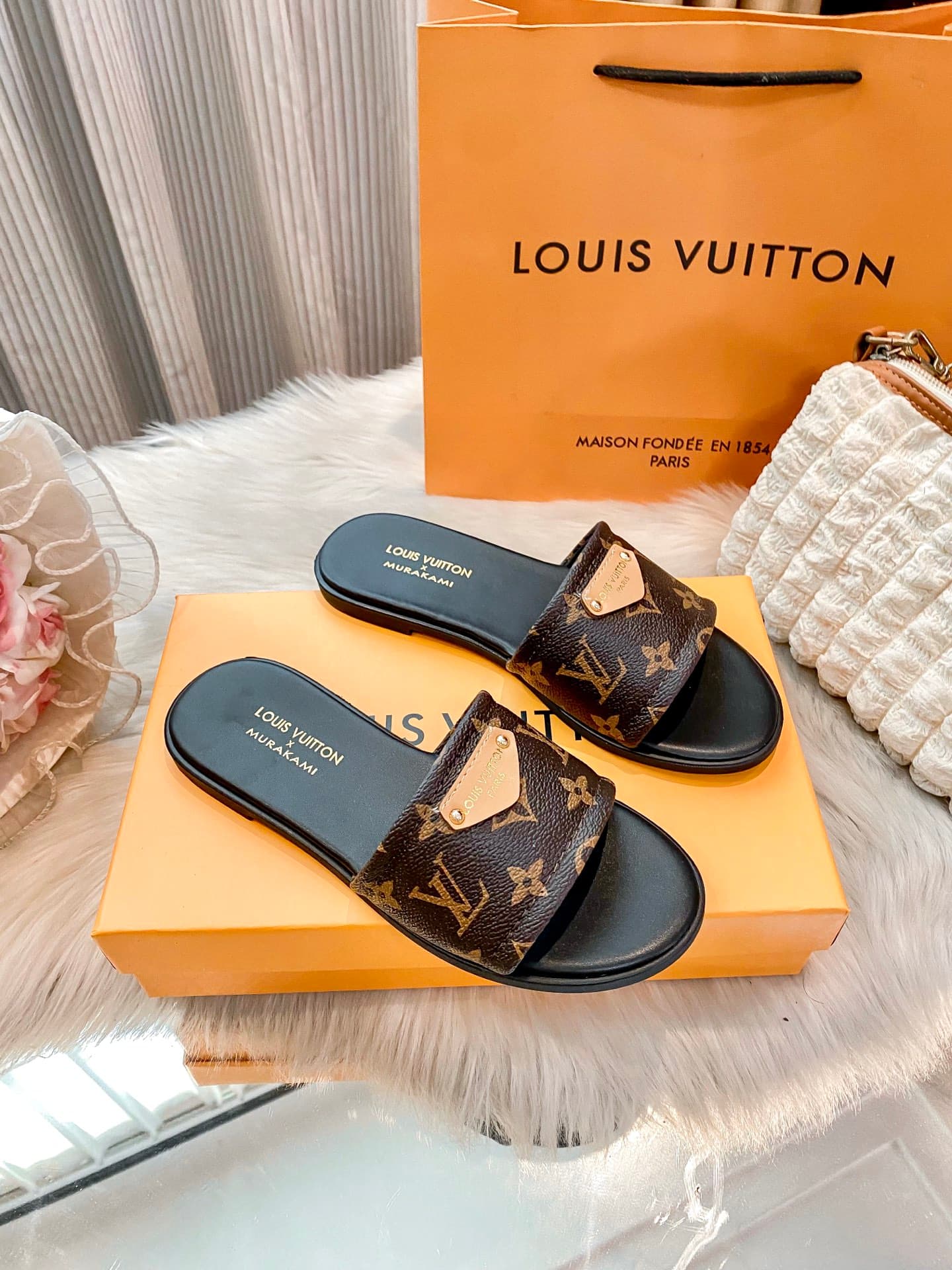 Les pantoufles vintage sont de plus en plus tendance et deviennent un incontournable du quotidien.