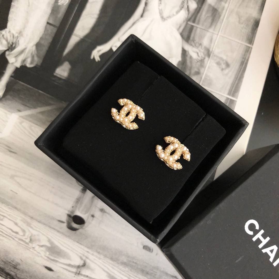 Boucles d'oreilles classiques en perles de CHANEL, design en métal et perles de qualité supérieure, accessoire élégant pour un usage quotidien e