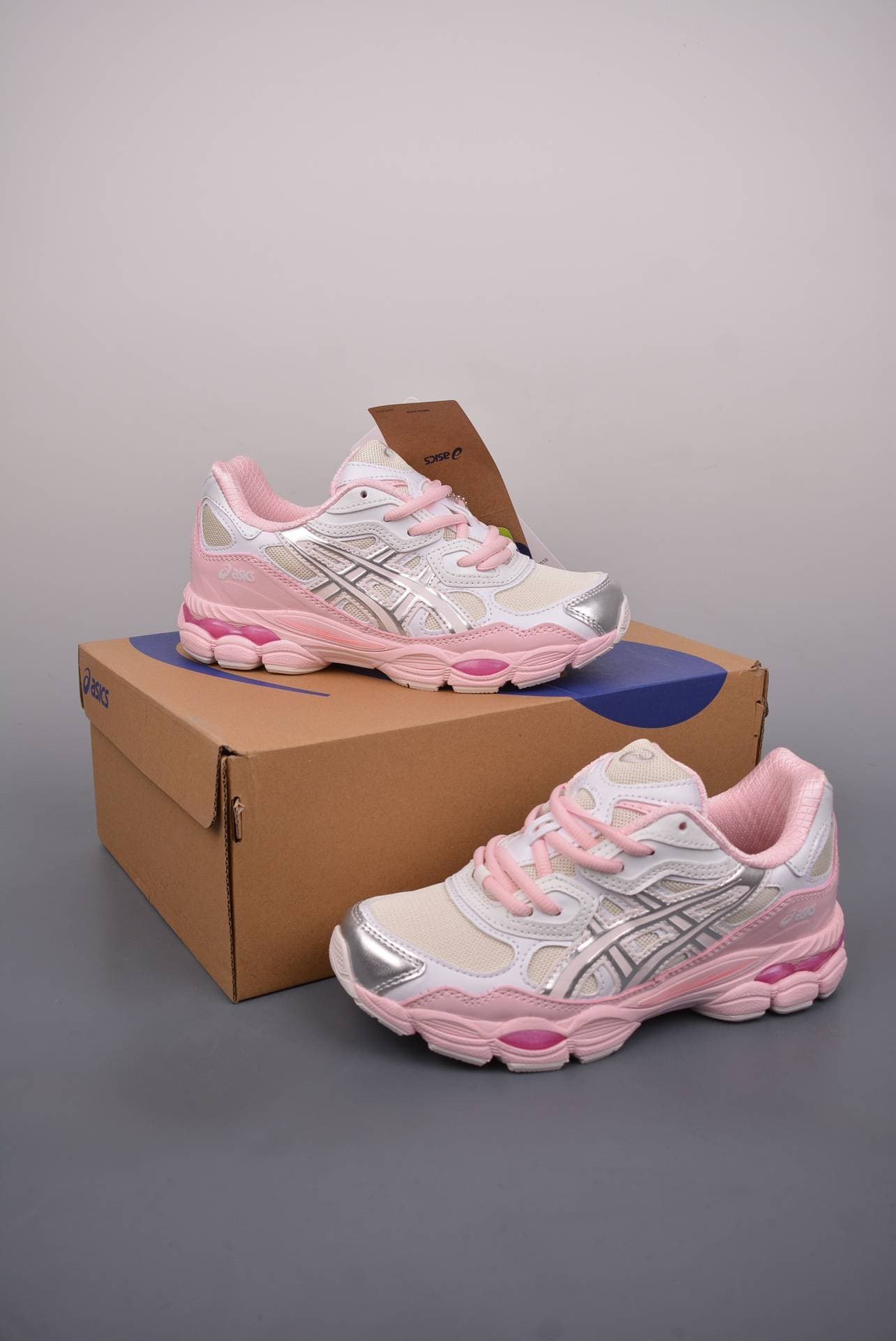 Dépêchez-vous ! Offre limitée dans le temps sur les chaussures ASICS aux couleurs contrastées uniques, pour hommes et femmes. Adoptez un style sp
