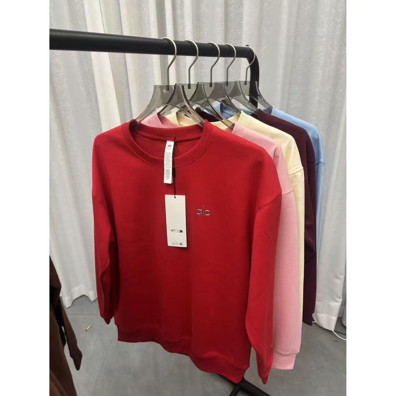 Sweat-shirt ALO Basic à manches longues et col rond avec mini broderie sur la poitrine pour femmes