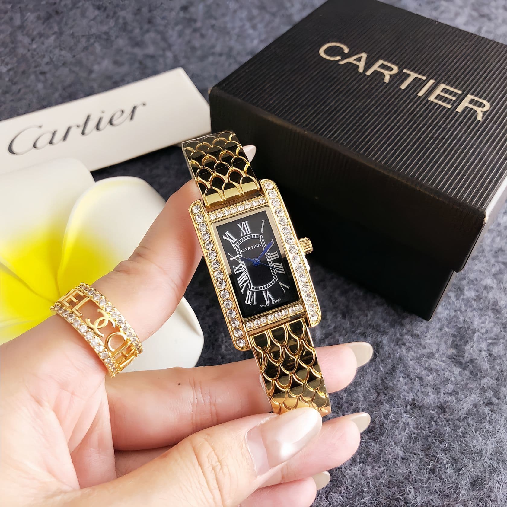 Montre de mode haut de gamme pour femme, avec cadran rectangulaire serti de diamants et bracelet élégant.