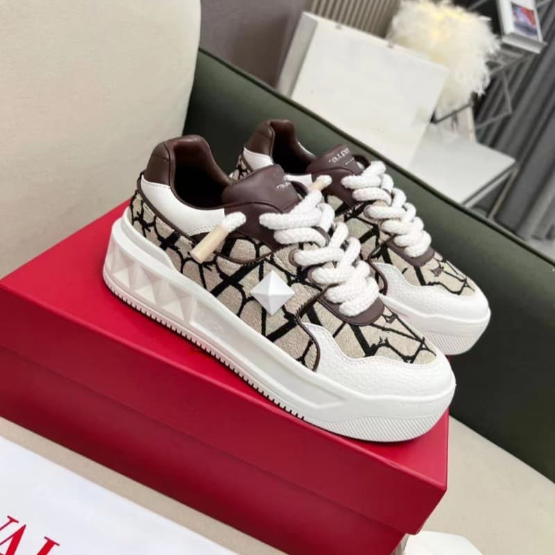 European V Family Large Size Light Luxury Pure Original Rivet Color Block Letter Small White Matsutake Thick Sole