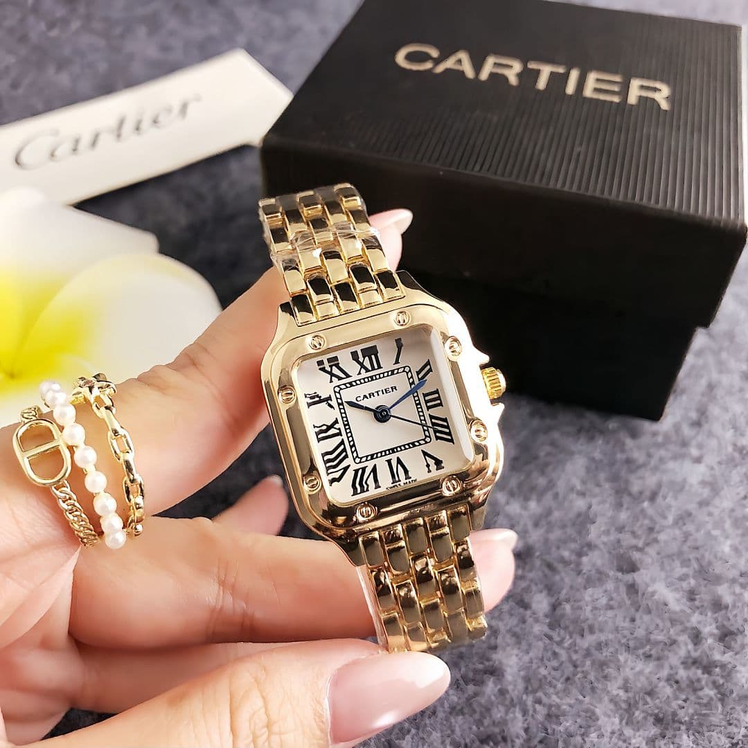 Montre femme élégante et compacte de forme carrée au design unique