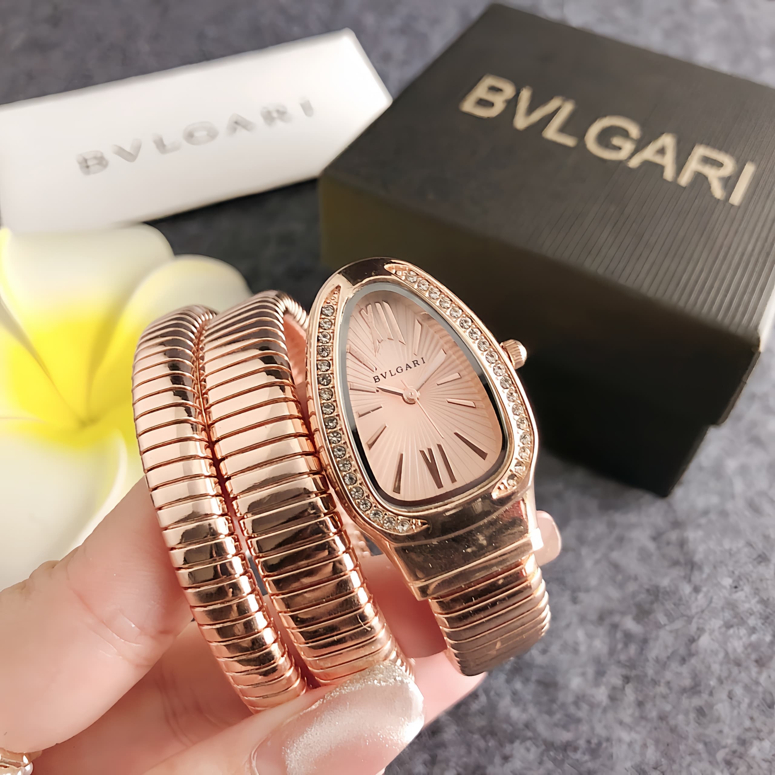 Montre à quartz tendance pour femme, haut de gamme, tendance et confortable, avec cadran personnalisé et tempérament décontracté