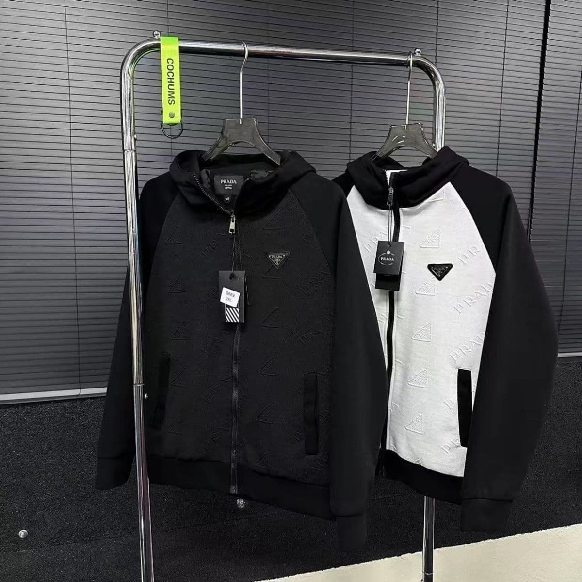 Veste triangle élégante et confortable à capuche pour homme et couple, tendance 2025.