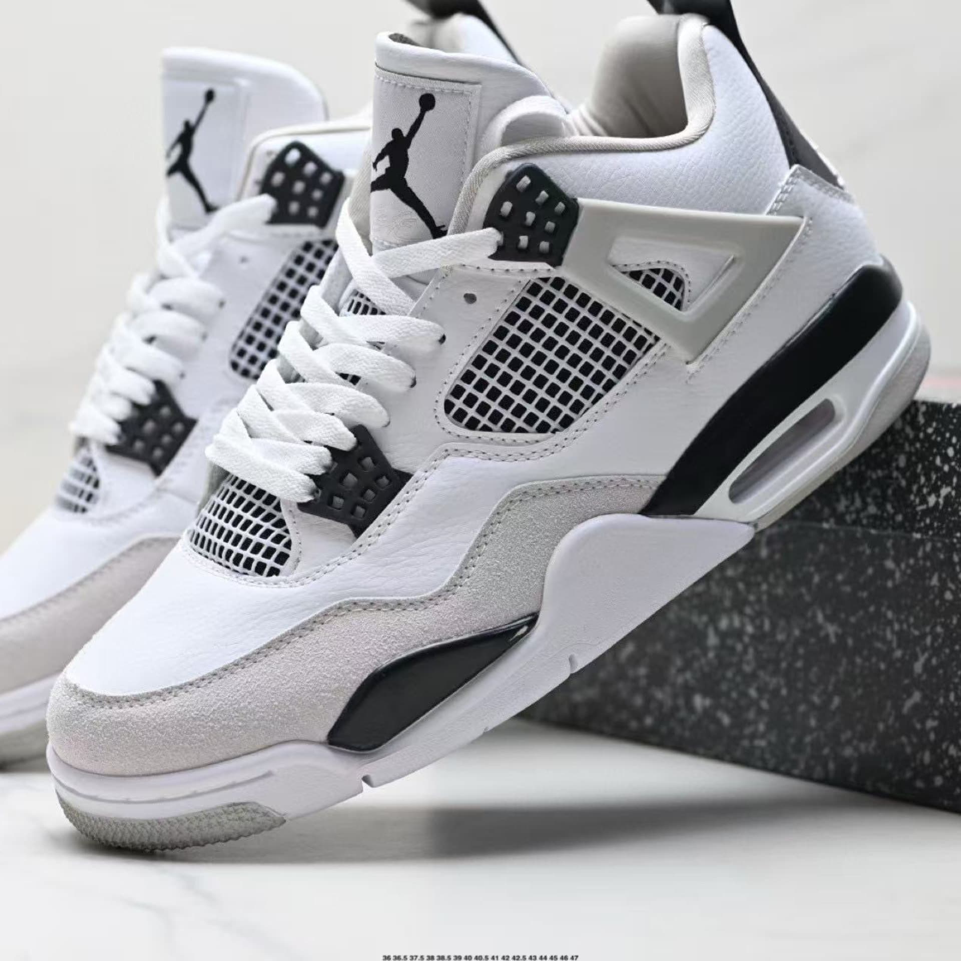 Baskets de basketball pratiques disponibles en blanc, vert, noir, jaune, rouge, bleu, modèles classiques Thunder Lightning, Jordan 4 montantes