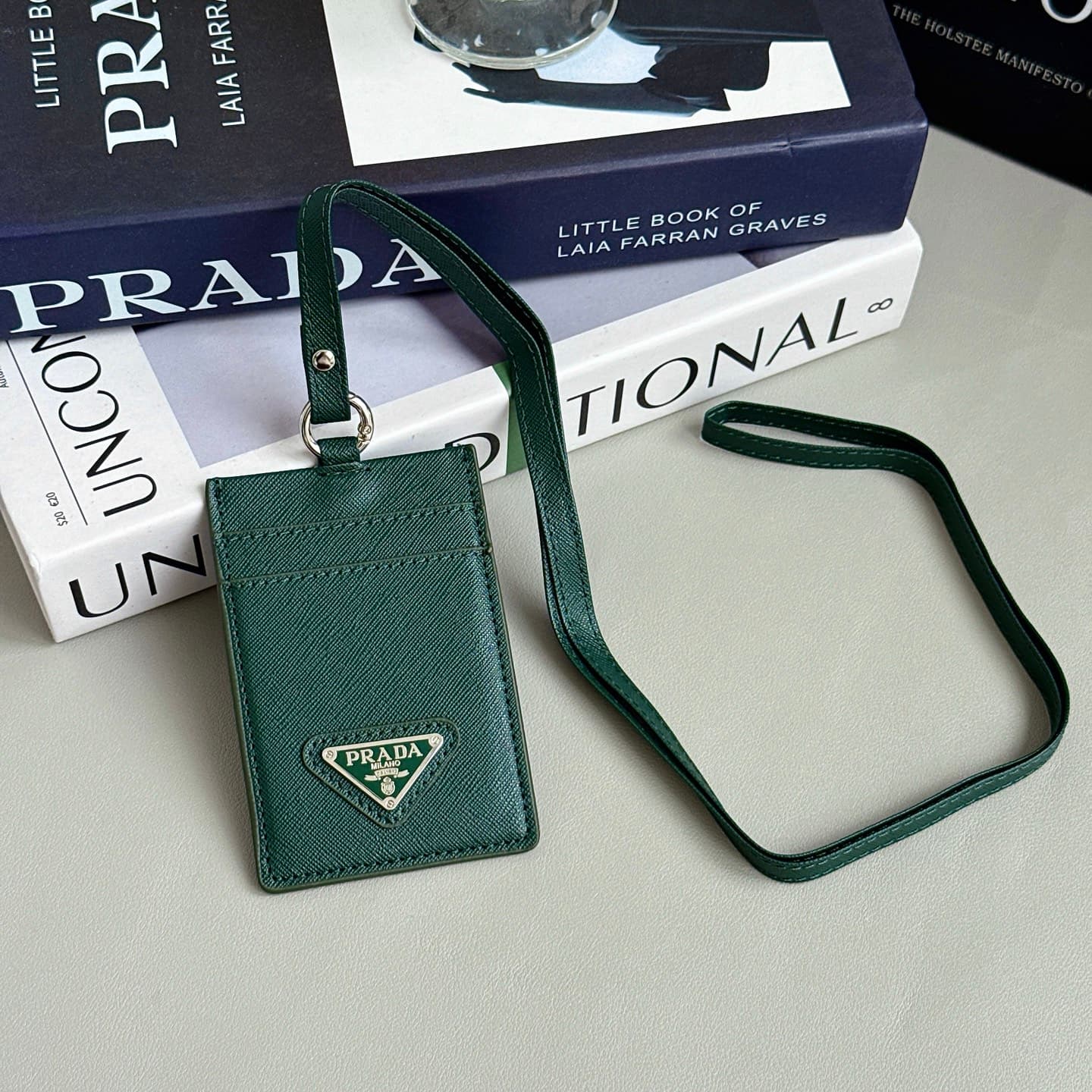 Porte-cartes de travail à suspendre autour du cou Prado, collection 2026