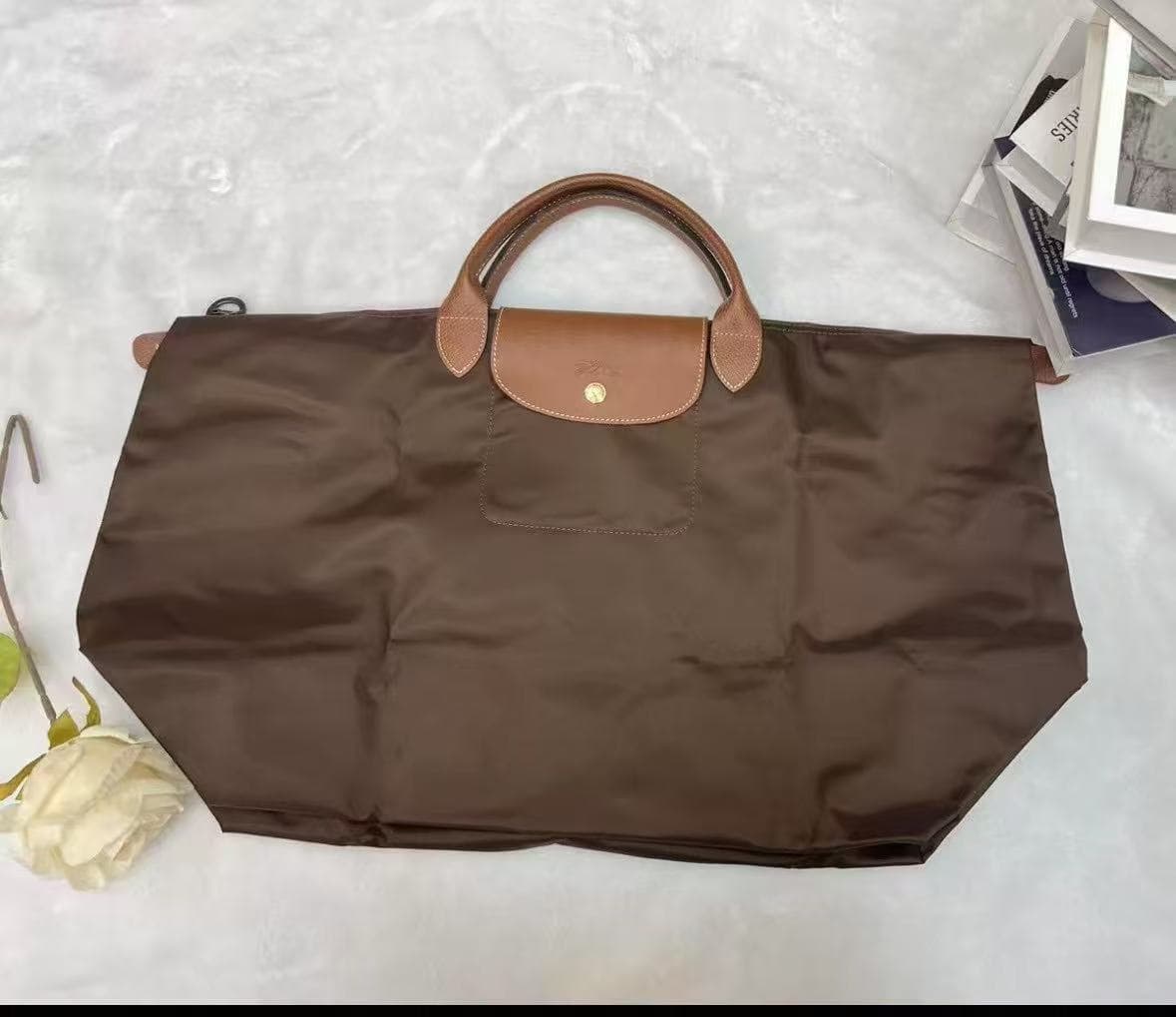 Sac cabas Long Champ français 70e anniversaire, modèle 2026, en nylon brodé, grand format, idéal pour les voyages.