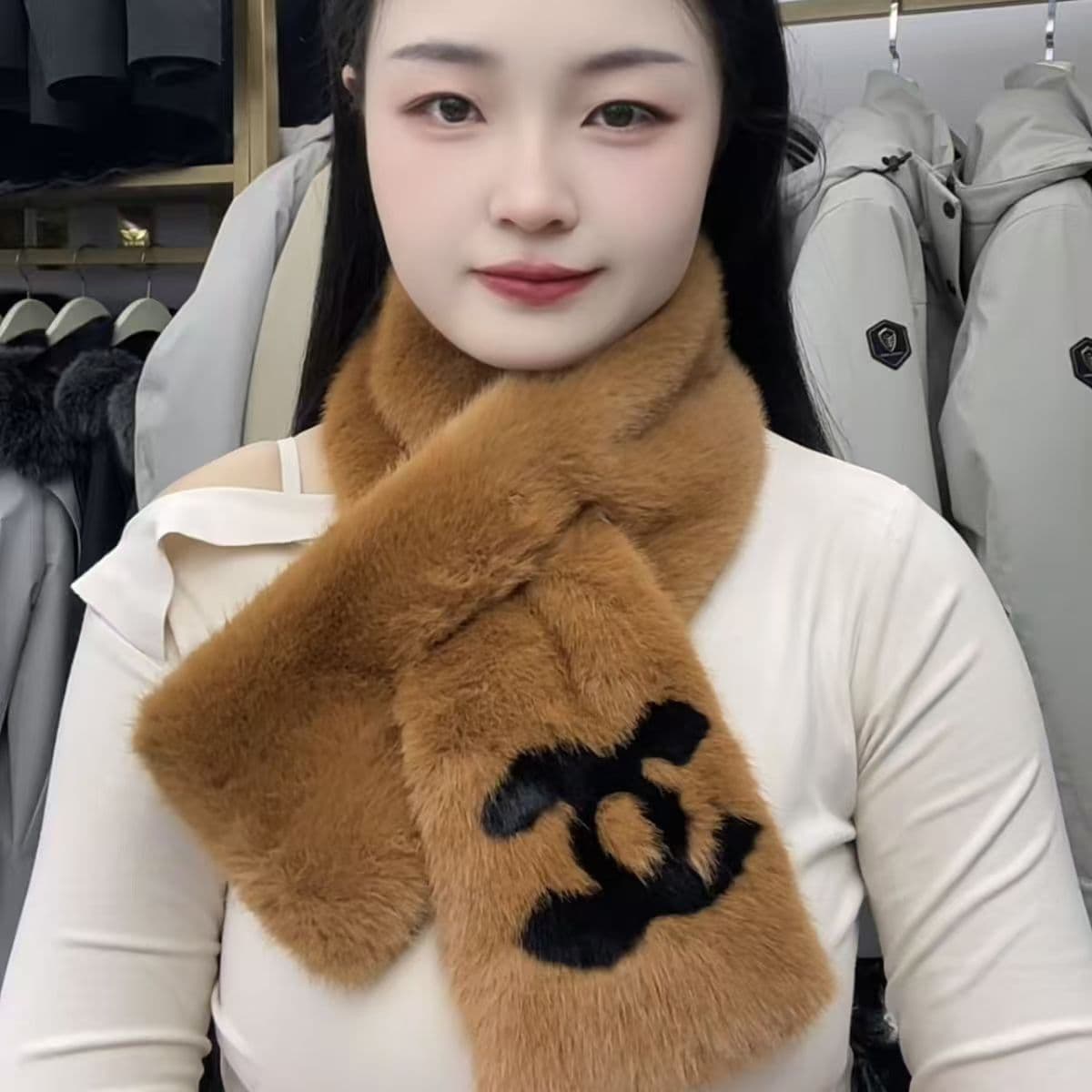 Cache-oreilles/couvre-bras en fourrure de lapin doublée du logo Double C. Un indispensable pour rester au chaud en hiver. Vente directe d'usine.