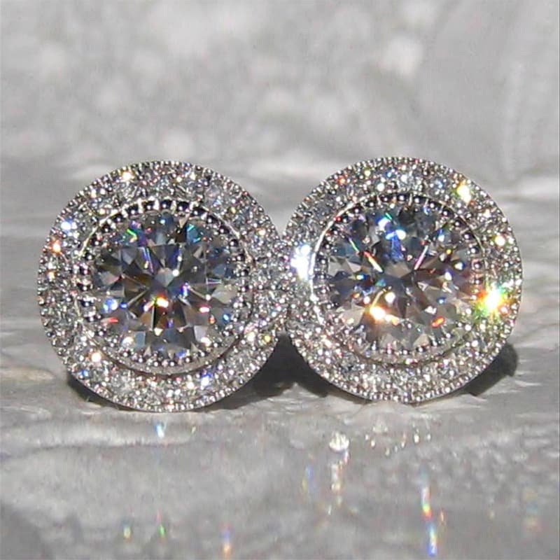 Cao Shi's new earrings from Japan and South Korea are inlaid with super flash round zircon full diamond earrings. Women's elegant Earrings