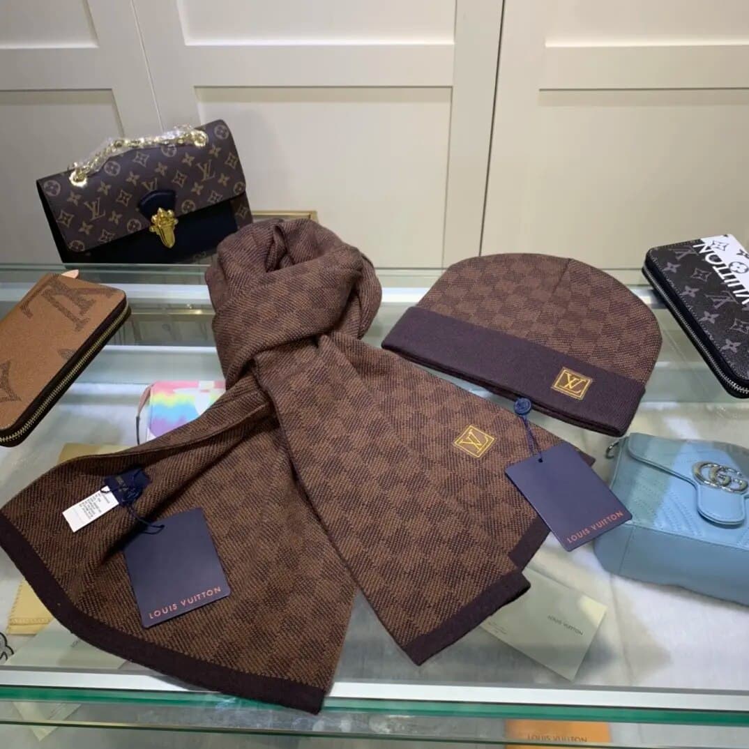 Ensemble bonnet et écharpe Louis Vuitton de qualité, en laine tricotée, pour homme et femme.