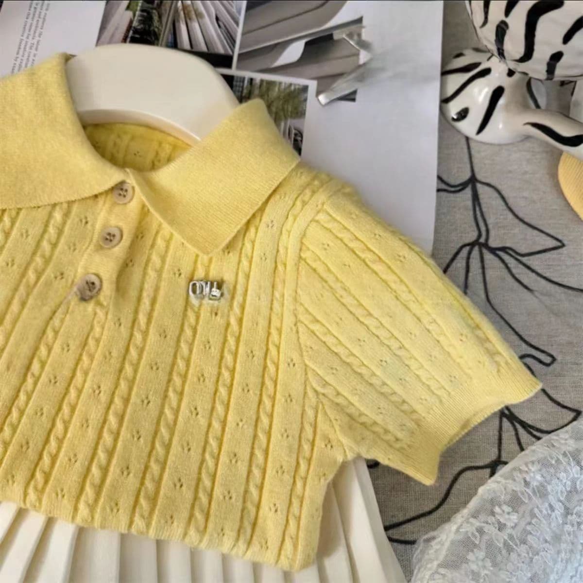 Ensemble deux pièces tendance pour bébé fille, style coréen, été, chic et tendance : polo jaune oie en maille, manches courtes et jupe plissée