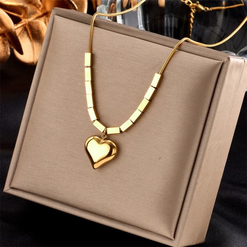 Cross border European and American heavy industry design small cube love titanium steel necklace female gold plated hip hop clavicle chain high end jewelry