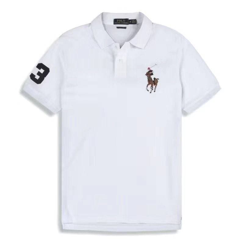 Polo homme à manches courtes et col à revers, orné d'une broderie représentant un grand cavalier et d'un écusson n° 3 sur la manche.