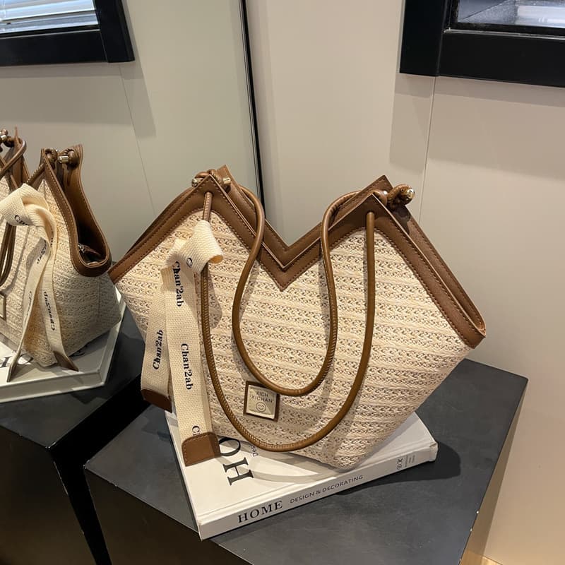 Woven Straw Bag Women's Large Capacity 2023 New Summer Versatile Shoulder Bag Texture Popular Commuter Tote Bag