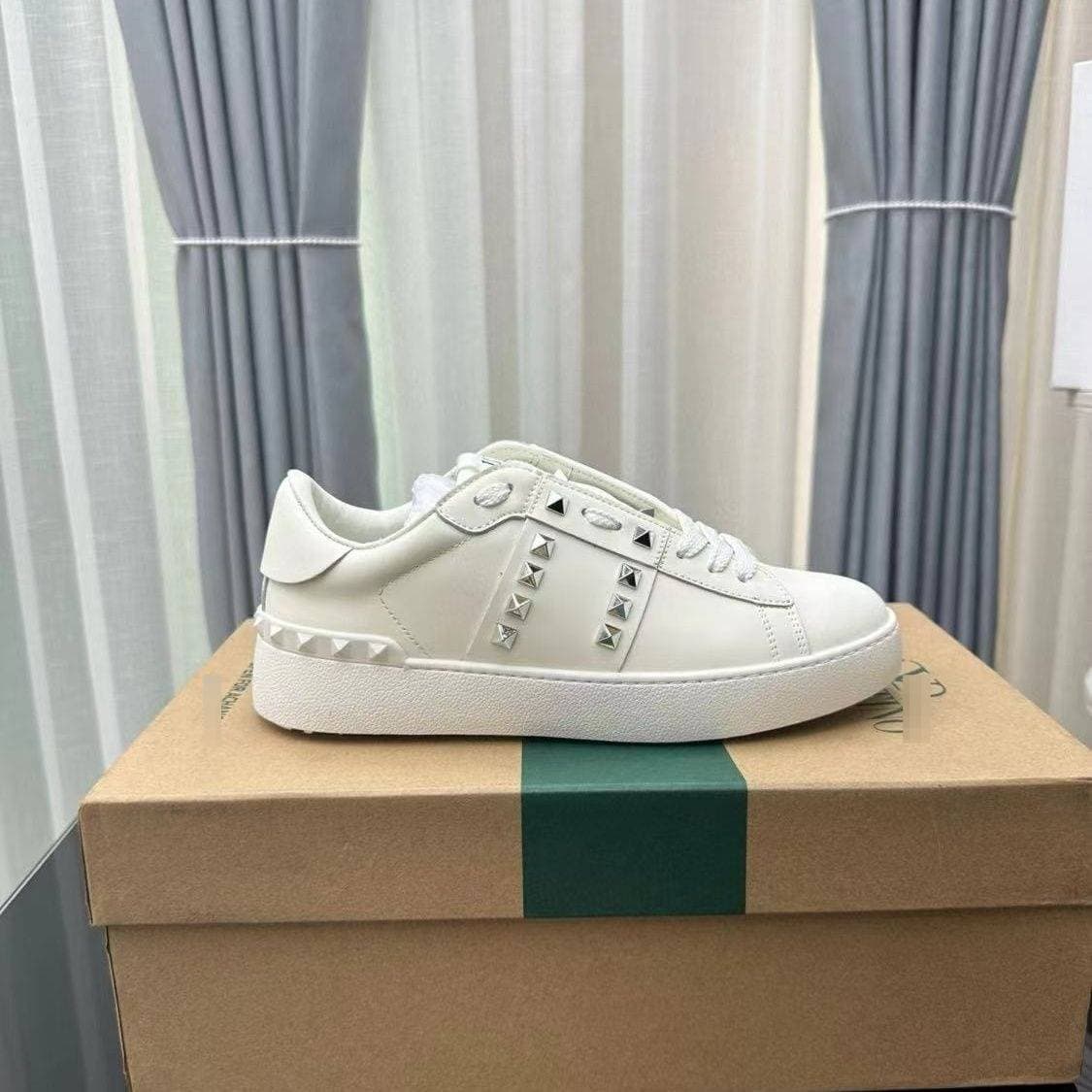 Chaussures plates blanches en cuir Warren pour couple, collection Four Seasons 2025, style planche à roulettes, rivets, style décontracté de luxe