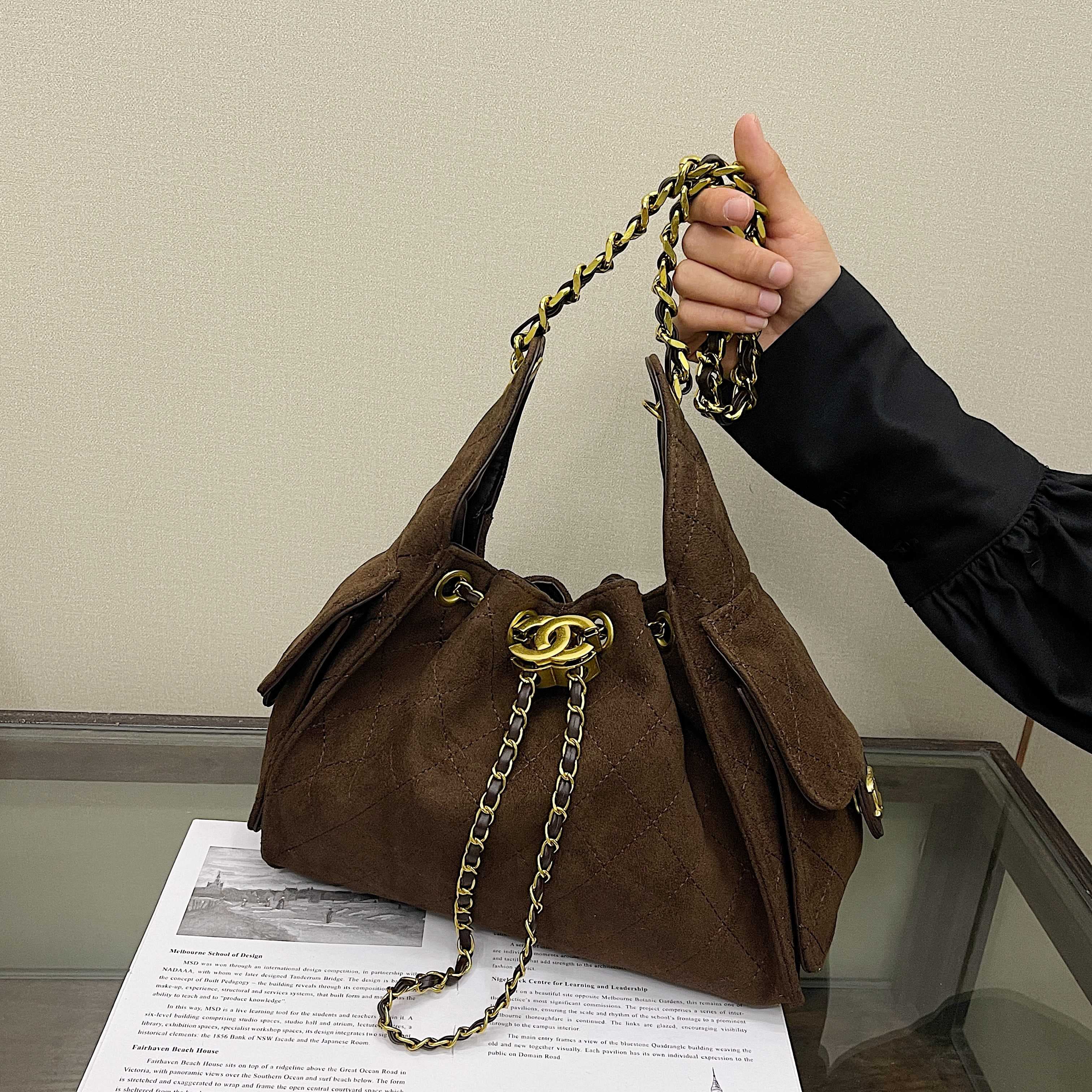 Sac cabas en cuir souple pour femme, sac seau rétro avec bandoulière à chaîne métallique, grand sac à main décontracté idéal pour les soiré