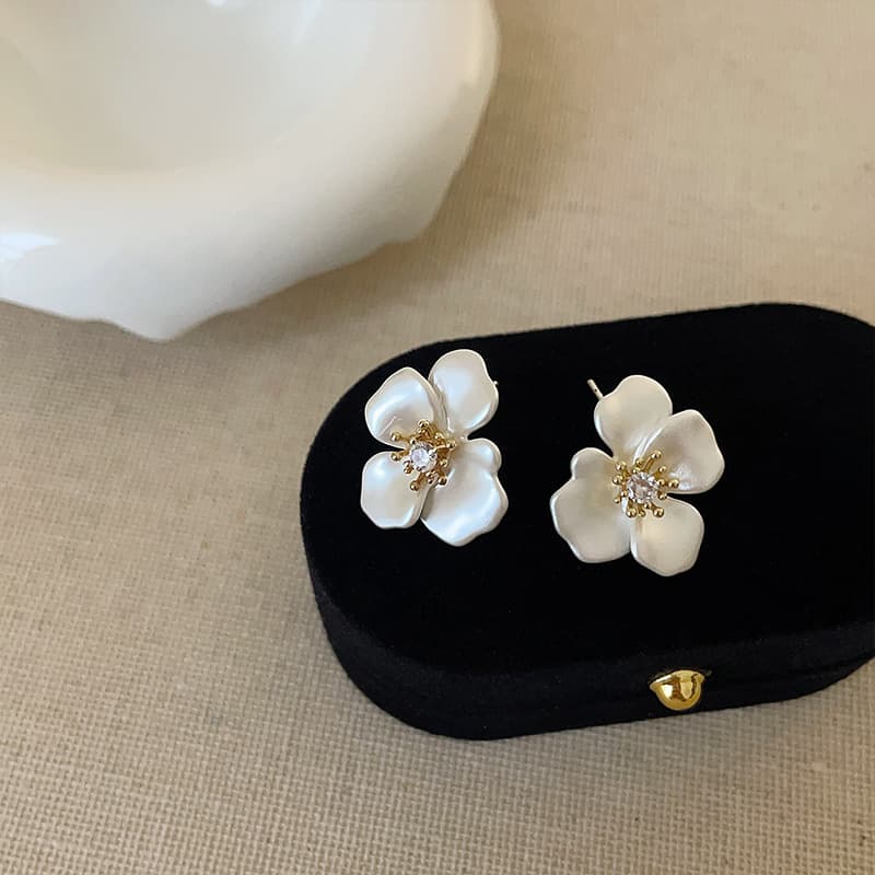 Women's Jewelry Light Luxury High End White Oil Drop Flower Earrings Simple Personality Fashion Exquisite Trendy Versatile Earrings Earrings