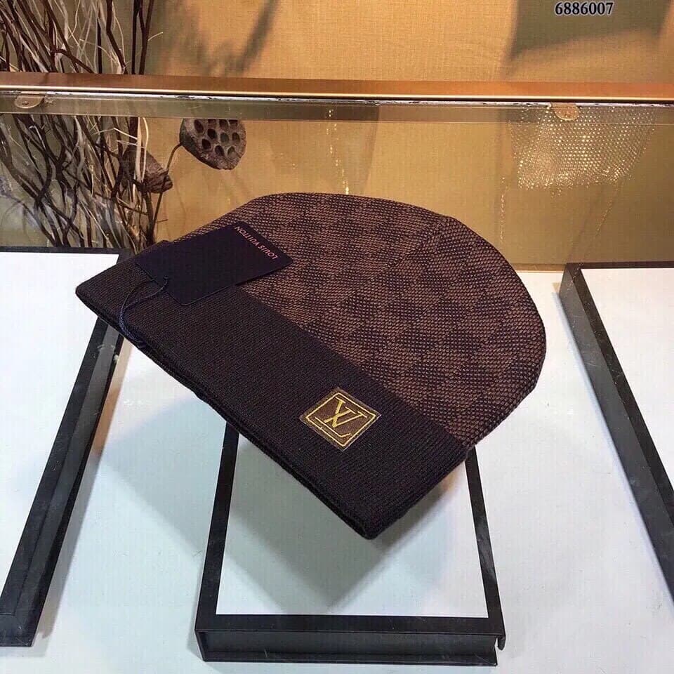 Ensemble bonnet et écharpe Louis Vuitton de qualité, en laine tricotée, pour homme et femme.