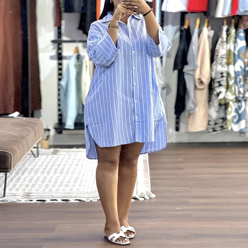Collection Printemps-Été 2026 : Chemise longue ample à revers rayé, élégante et tendance, à simple boutonnage.