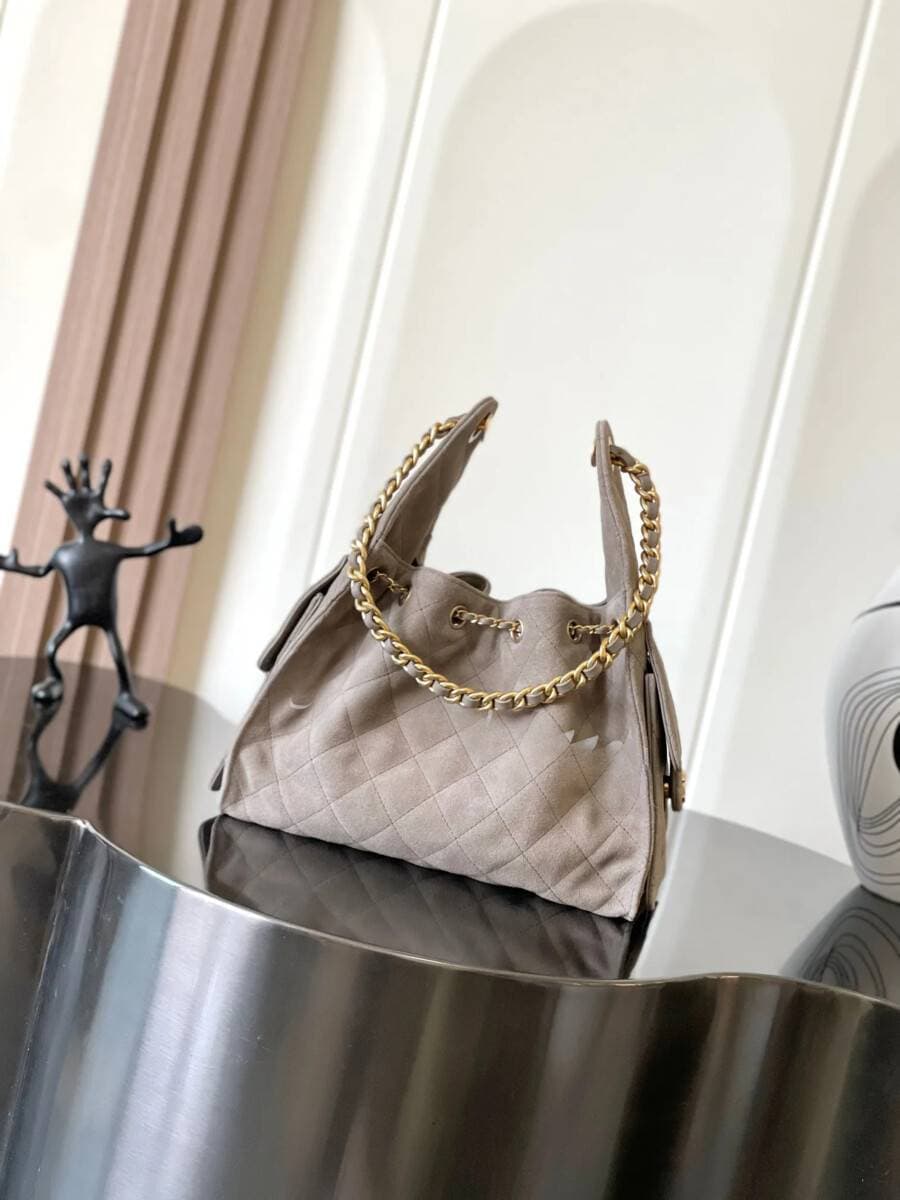 This Designer High-quality, Spacious Genuine Leather Shoulder Bag Features Classic Diageo Embroidery And Is Finished With Vintage Buttons And A Drawstring Chain.