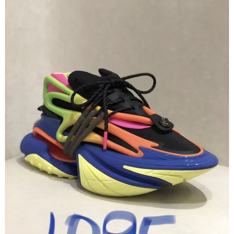 Chaussures de sport rehaussantes à semelles épaisses, inspirées de l'espace et inspirées des vaisseaux spatiaux.