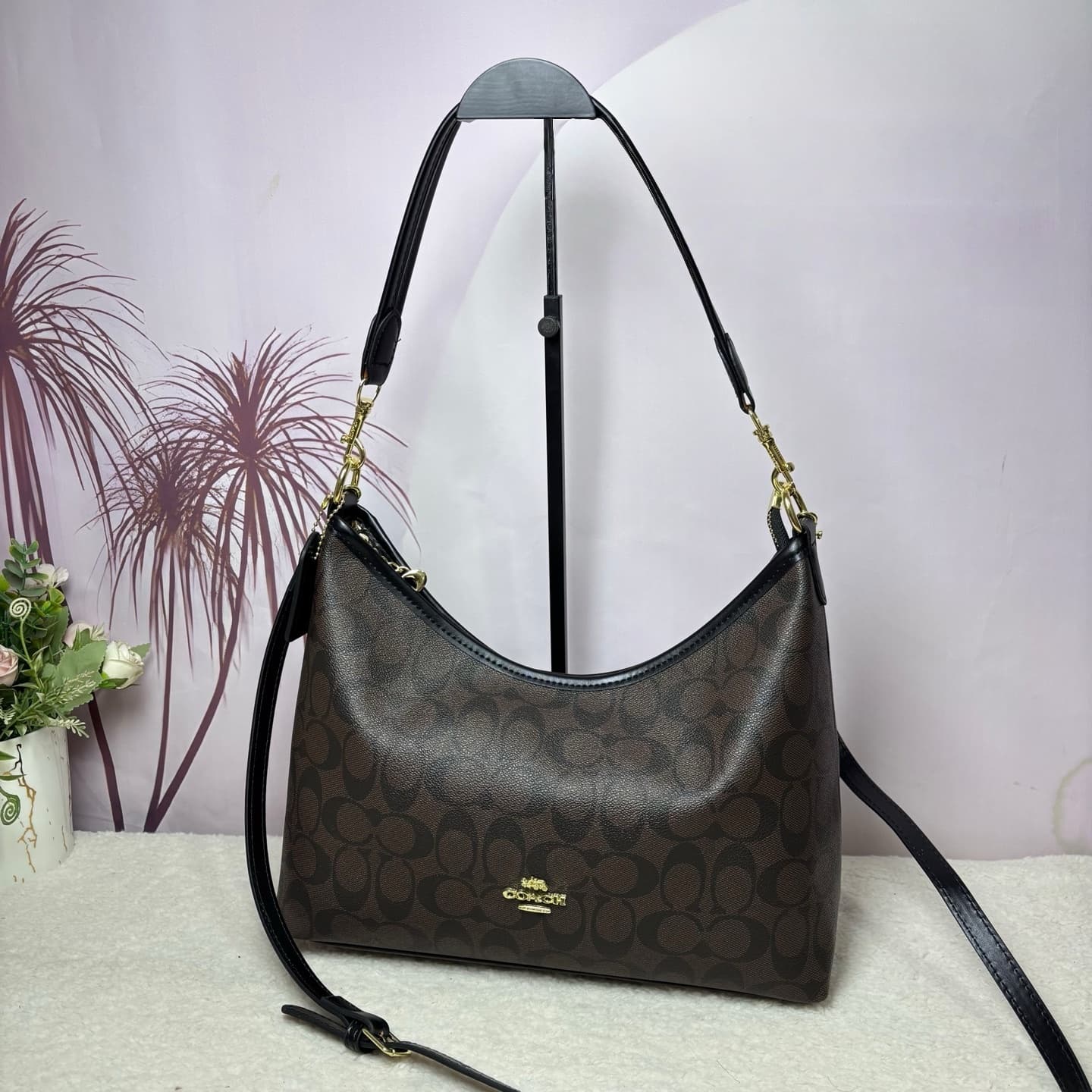 SAC BANDOULIÈRE EN CUIR SIGNATURE DE COACH, DESIGN INTEMPOREL AVEC DES MATÉRIAUX DURABLES POUR LES ESSENTIELS DU QUOTIDIEN ET LES VOYAGES