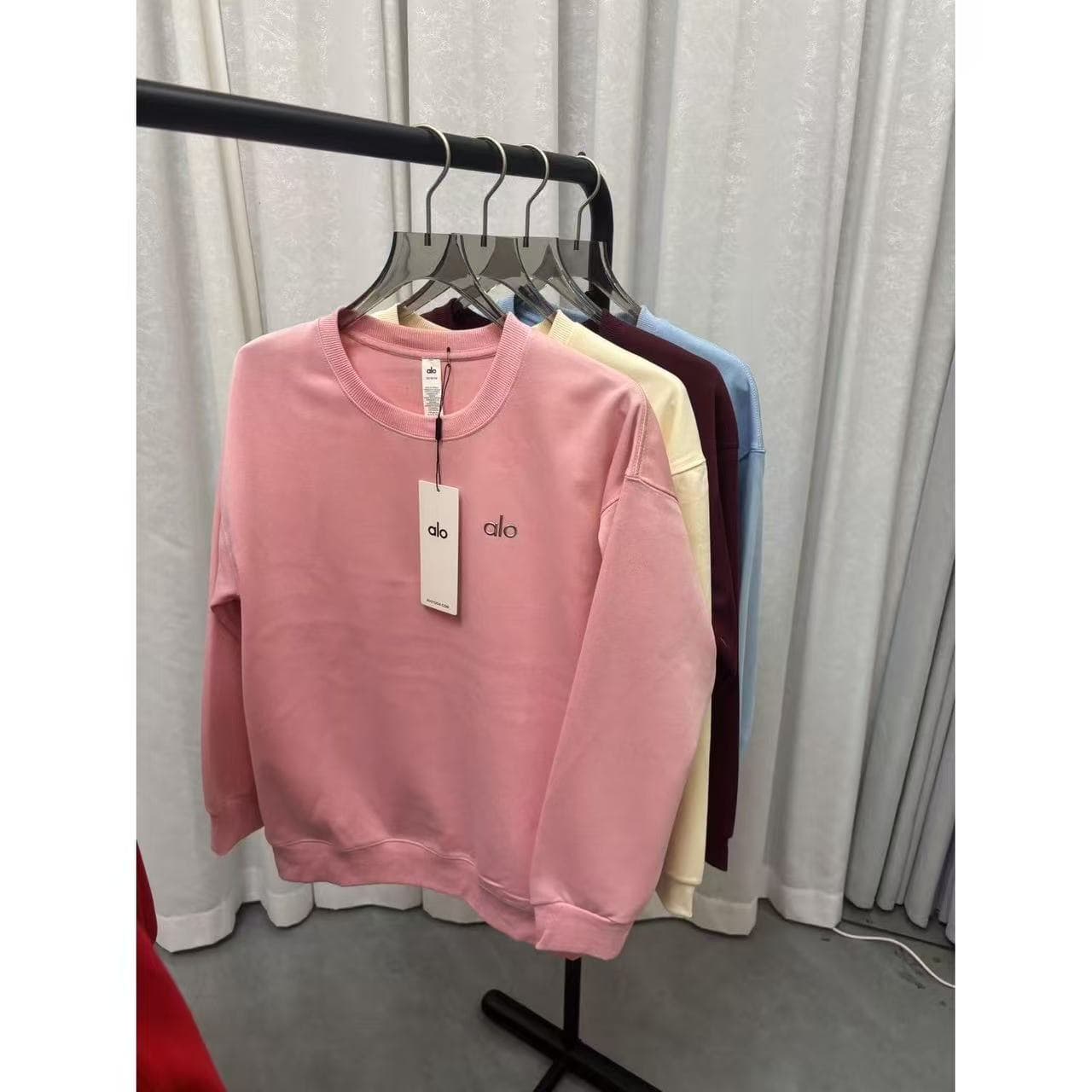 Sweat-shirt ALO Basic à manches longues et col rond avec mini broderie sur la poitrine pour femmes