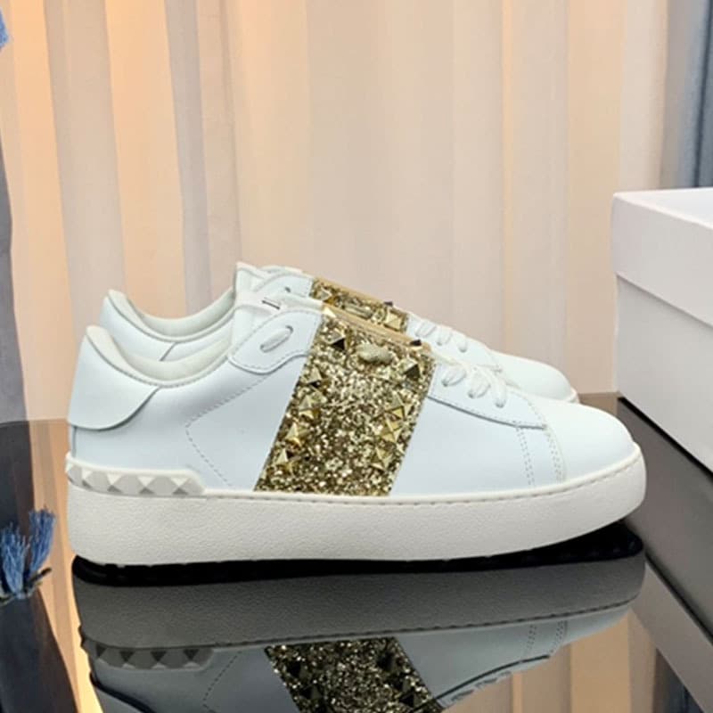2024 Nouvelles chaussures de sport décontractées V-Home avec rivets, chaussures blanches en cuir véritable, planche de couple à la mode et tendan