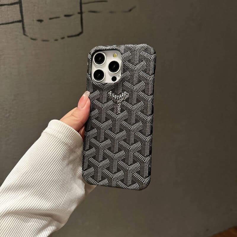 Coque premium Goyard pour iPhone 16 Pro Max, design géométrique avec finition texturée, protection durable pour iPhone 15/14/13/12, élégante et