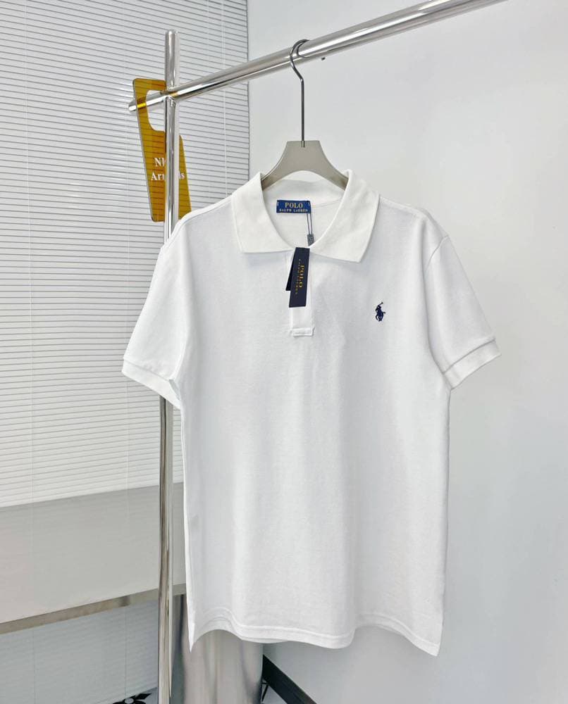 Polo à manches courtes pour homme de marque de haute qualité. Le tissu est confortable et respirant. La finition est parfaite. Il est recommandé