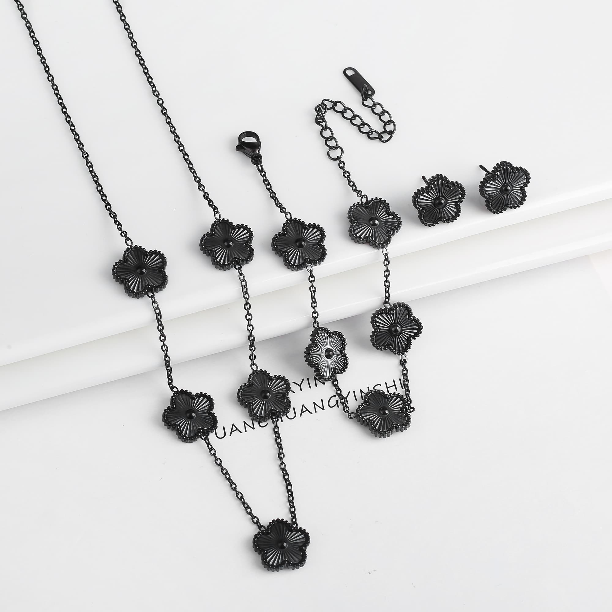 Ensemble de 3 pièces plaqué or 18 carats : collier, boucles d'oreilles et bracelet en forme de fleur à cinq feuilles. Bijou tendance pour femme, i