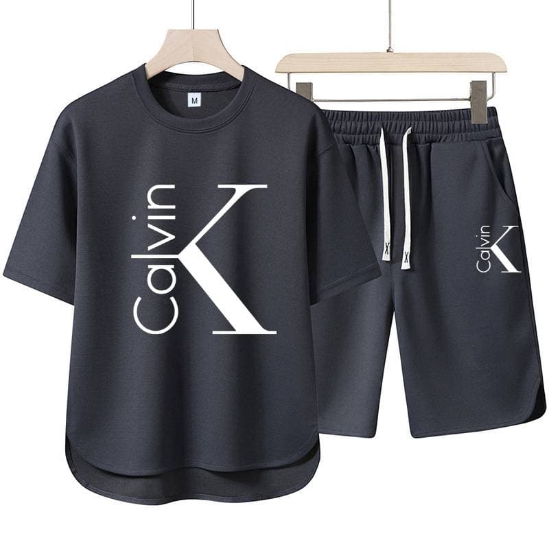Ensemble deux pièces décontracté et sportif pour femme, composé d'un haut à manches courtes et d'un short confortable.