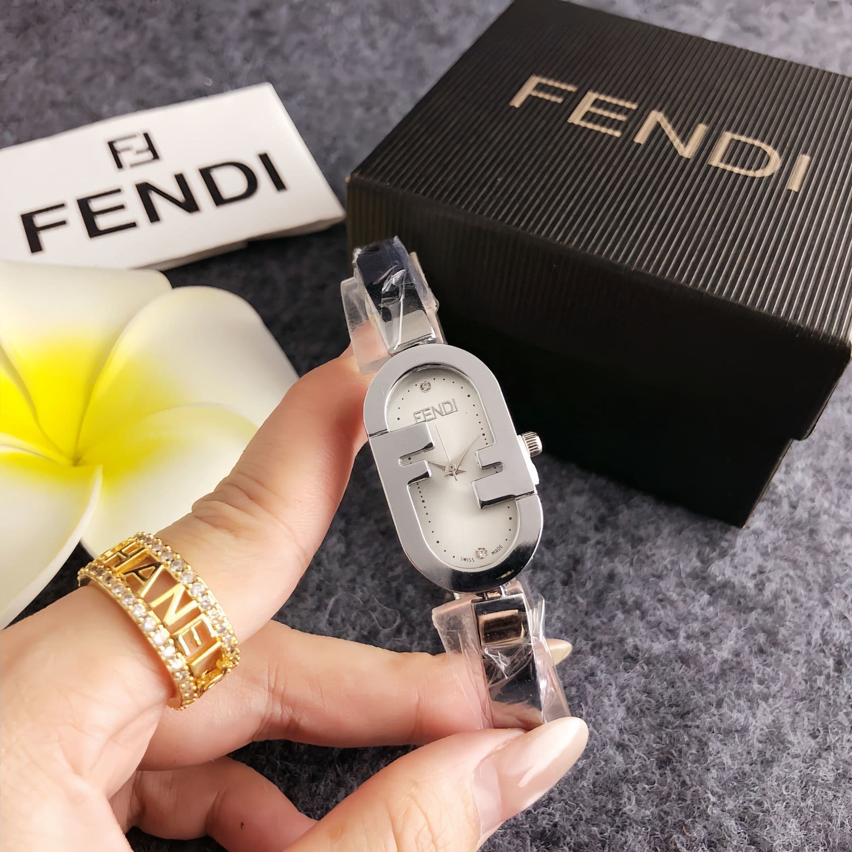 Lettre F : Montre élégante pour femme – Un garde-temps haut de gamme, compact et polyvalent