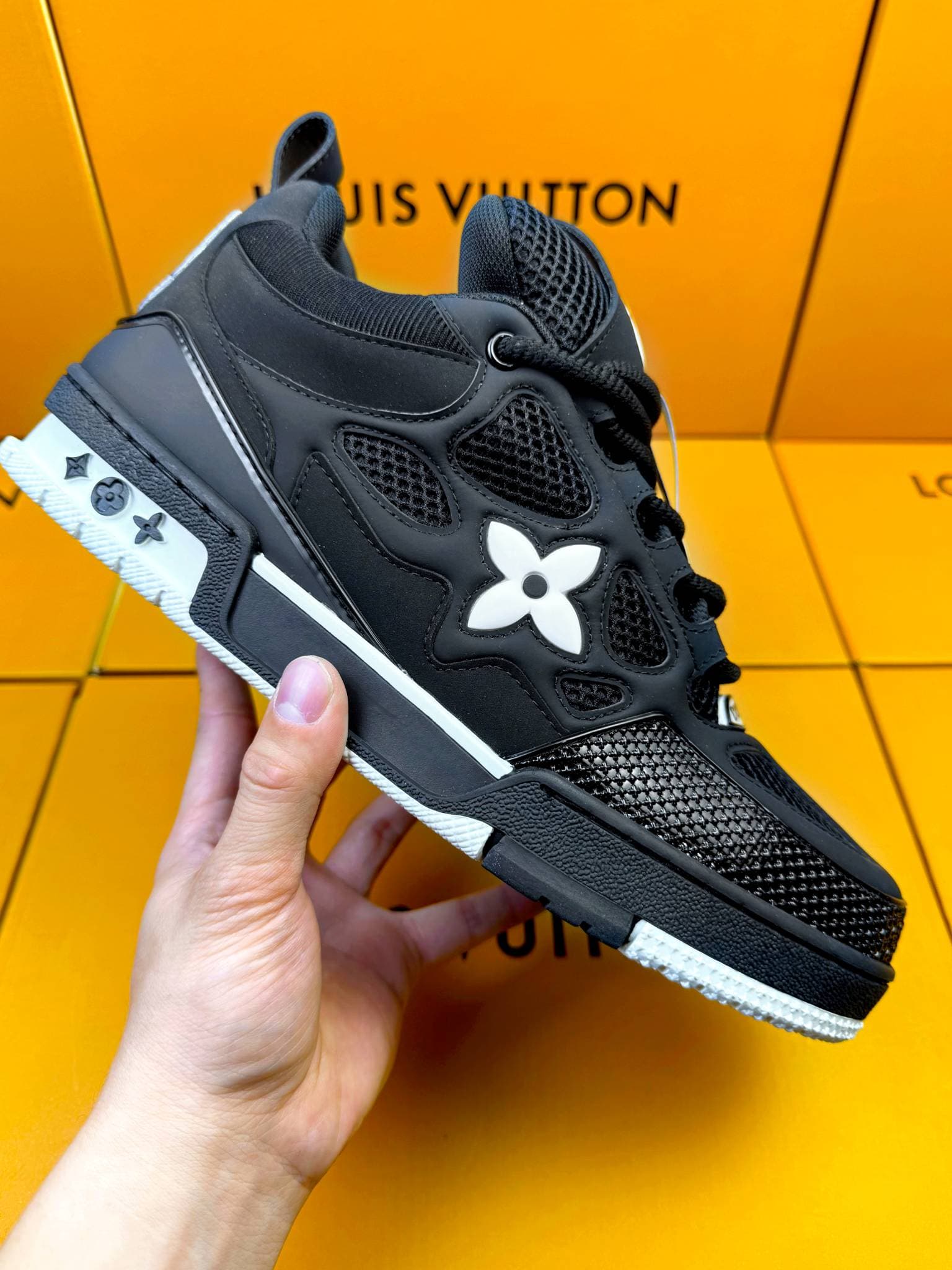Chaussures de sport en cuir respirant à bout rond, patchwork déstructuré monogrammé, tendance et polyvalentes, à semelle épaisse, pour couples.