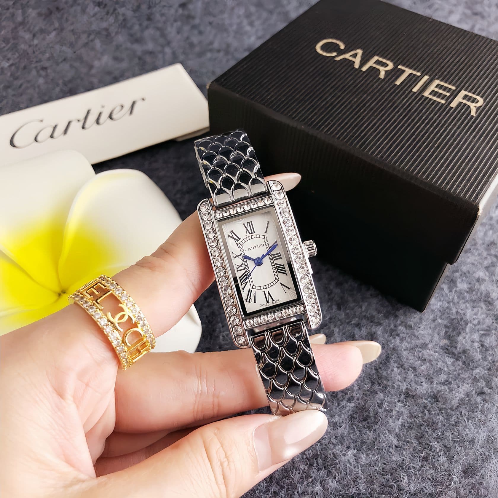 Montre de mode haut de gamme pour femme, avec cadran rectangulaire serti de diamants et bracelet élégant.