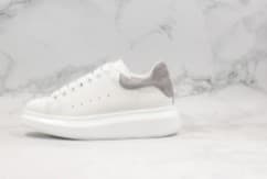 Chaussures blanches Mc Queen en cuir de vachette de haute qualité pour femmes 2023, nouvelles chaussures de sport décontractées à semelle épaiss