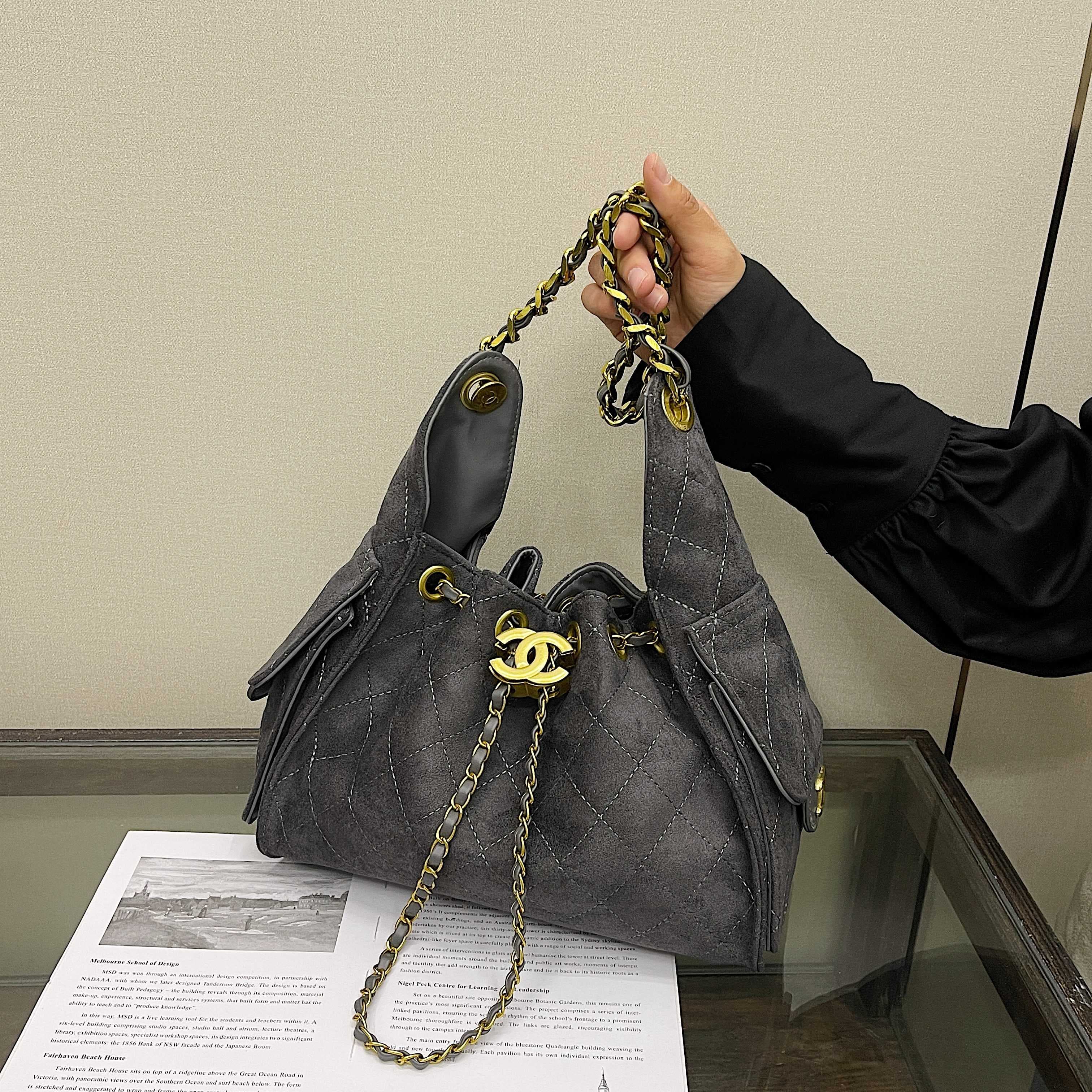 Sac cabas en cuir souple pour femme, sac seau rétro avec bandoulière à chaîne métallique, grand sac à main décontracté idéal pour les soiré