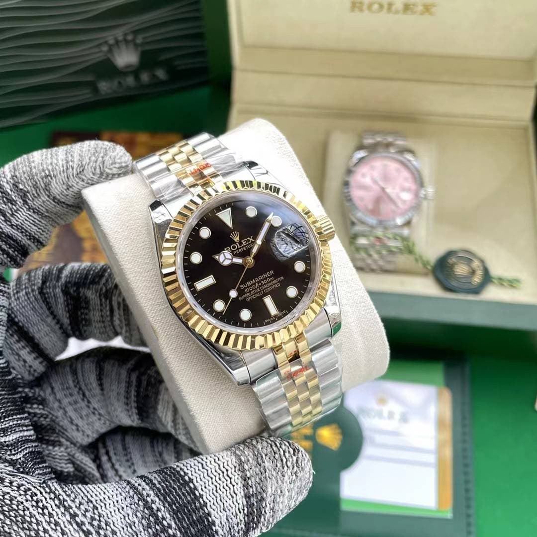 Montre de luxe suisse à quartz avec cadran au design tendance et bracelet en acier inoxydable