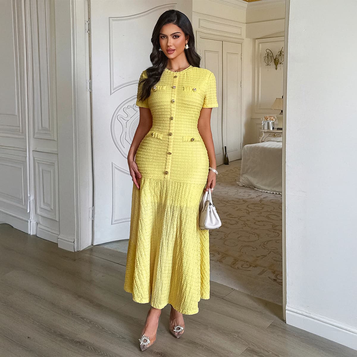 Robe moulante élégante et stylée à manches courtes et boutons pour femme