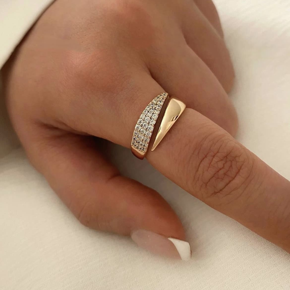 Ready Stock 2024 Nwe Stainless Steel 18 K Gold Plated Sun Rings for Women Natural Stone Inlaid in Hollow Metal Texture Ring Trendy