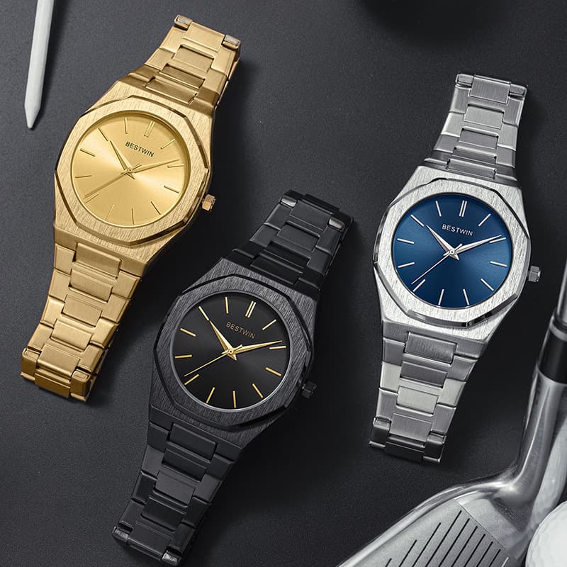 Montre à quartz minimaliste tendance pour homme avec fermoir papillon, bracelet en acier inoxydable et verre minéral. Montre papillon à double pression.