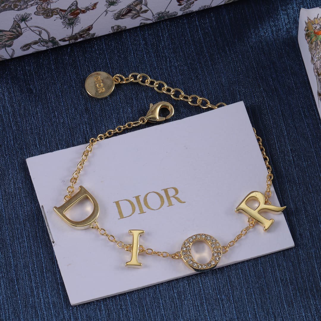 Ensemble de bijoux de mode haut de gamme DIOR - Les mêmes bijoux de haute qualité qu'en boutique.