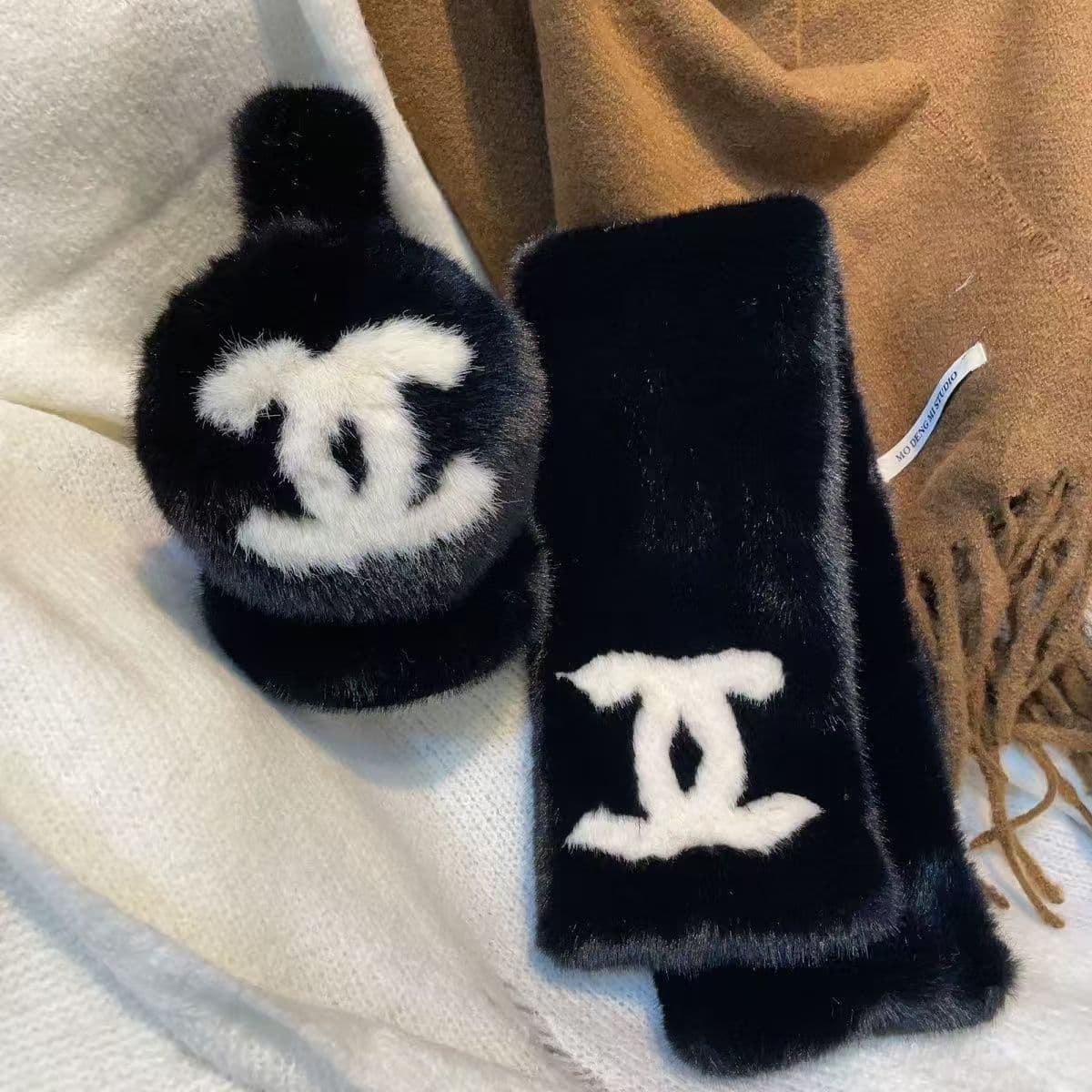 Cache-oreilles/couvre-bras en fourrure de lapin doublée du logo Double C. Un indispensable pour rester au chaud en hiver. Vente directe d'usine.