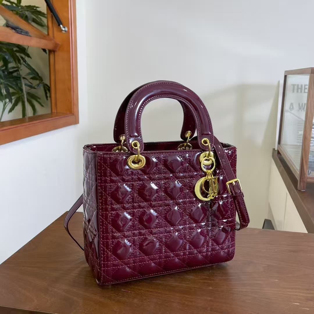 Sac à main matelassé brillant DIO-R Lady, avec poignée supérieure et bandoulière amovible, style tendance et finitions dorées. Un sac de luxe i