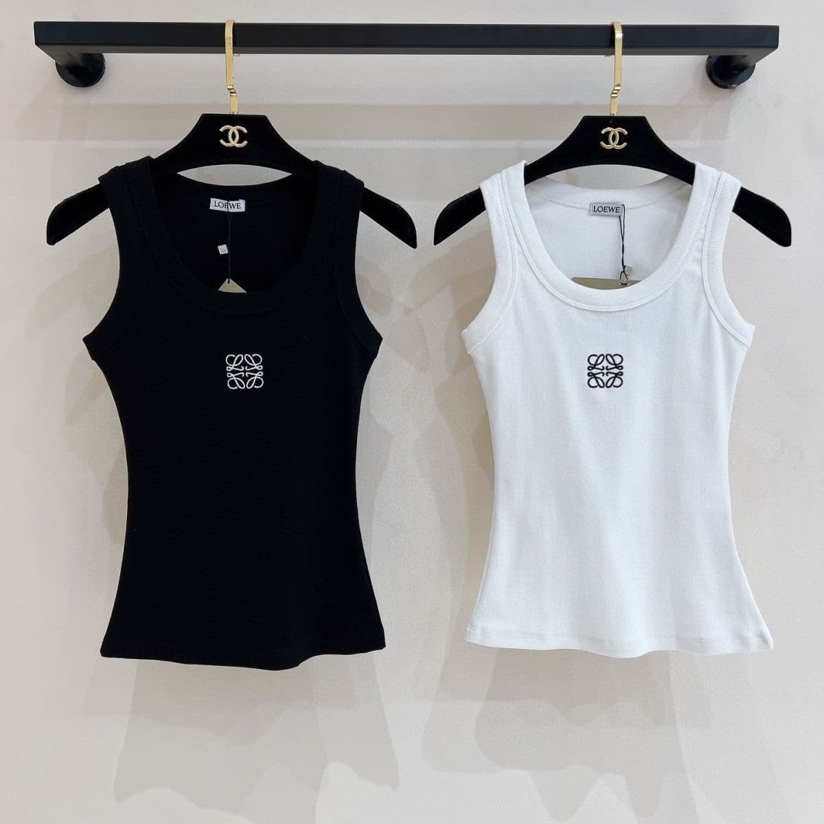 Gilet triangle printemps-été 2025 pour femme, 100% coton, coupe ajustée classique et polyvalente, orné de détails métalliques.