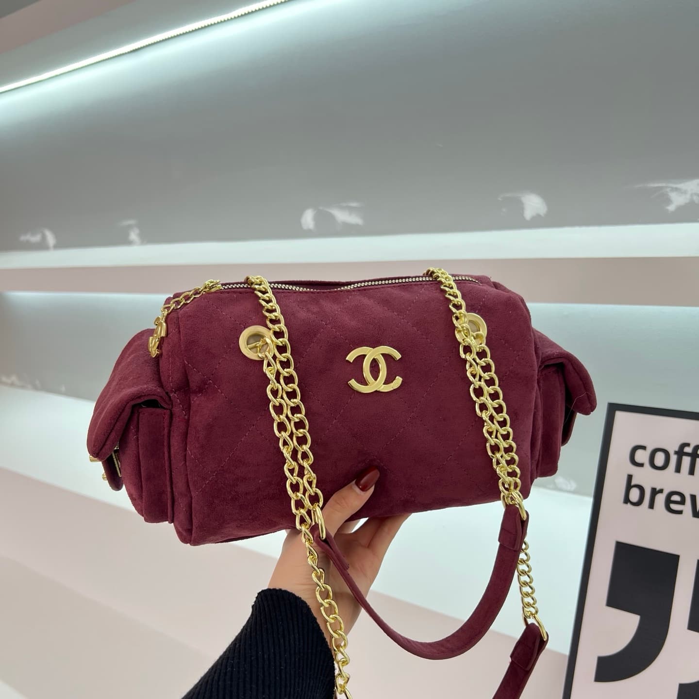 Sac bandoulière à chaîne au design moderne et élégant pour femme, idéal pour les voyages et le shopping.
