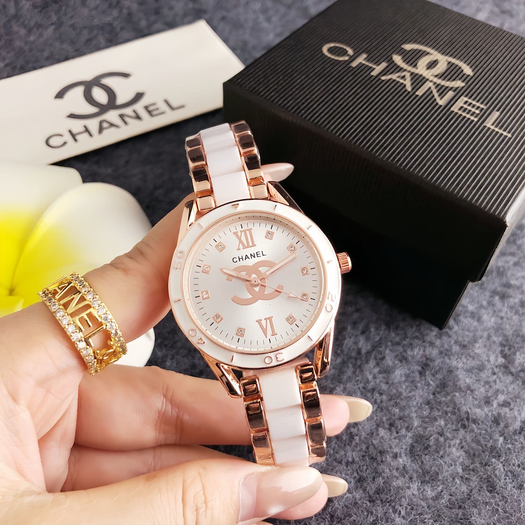 Montre de mode abordable à cadran rond sertie de diamants : une montre élégante pour le bureau