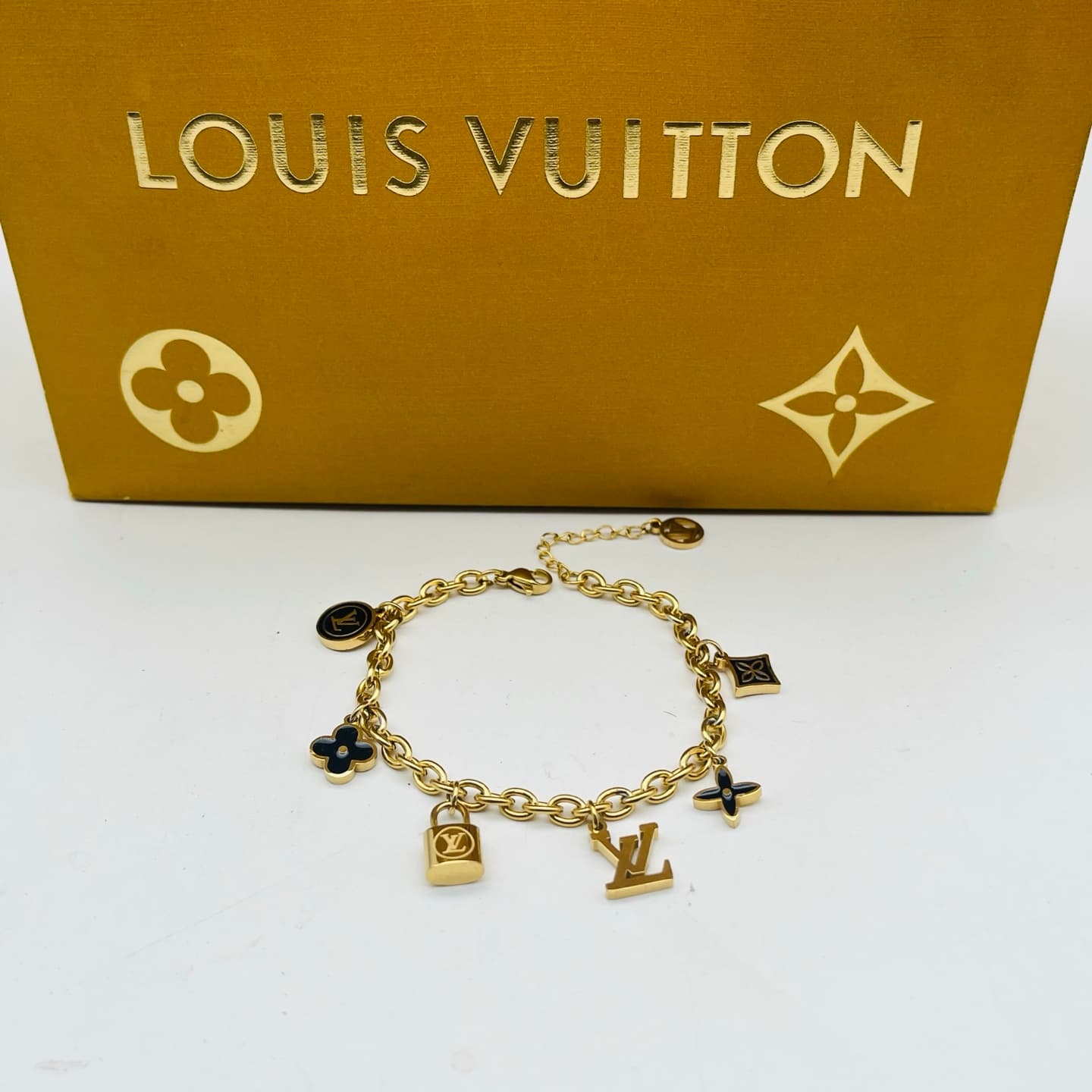 Bracelet LOUIS VUITTON à chaîne de haute qualité. Style identique à celui en boutique : raffiné, tendance, unique et luxueux.
